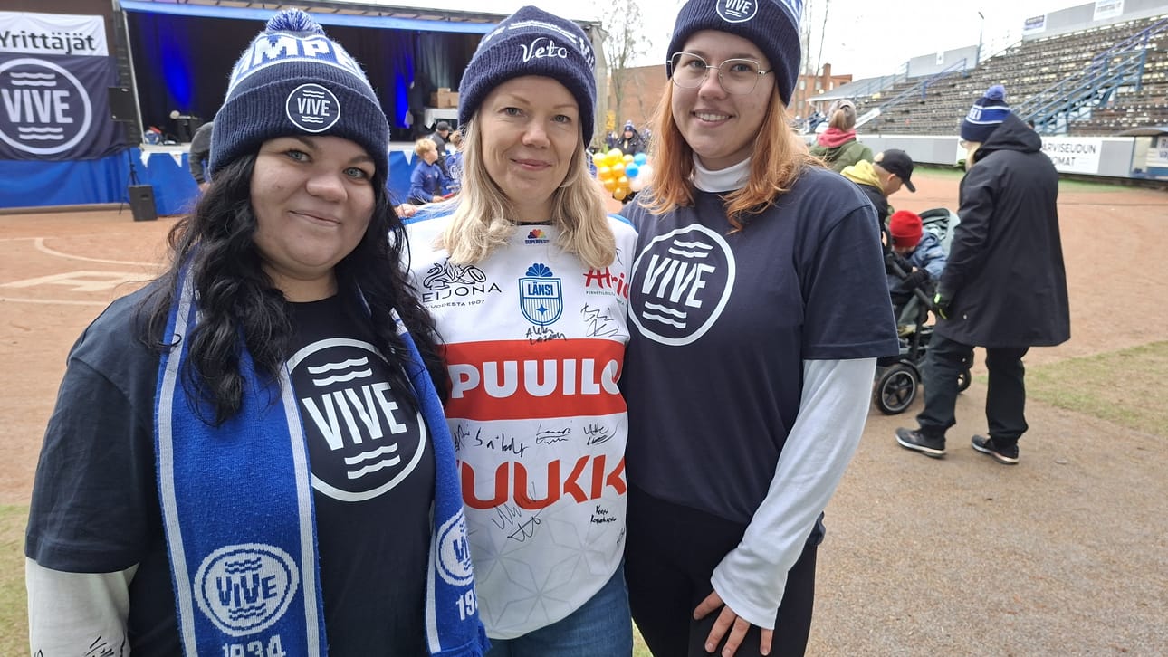 Iida-Maria Raunela, Terhi Ylirisku ja Sara Rantela tulivat Vimpeliin varta vasten kultajuhlien vuoksi.