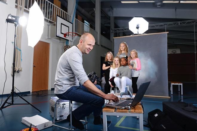Valokuvaaja Juha Harju on tottunut lapsikuvaaja ja saa jännityksen laukeamaan. Kuva Maria Yli-Valkama/Seppälän Koulukuva