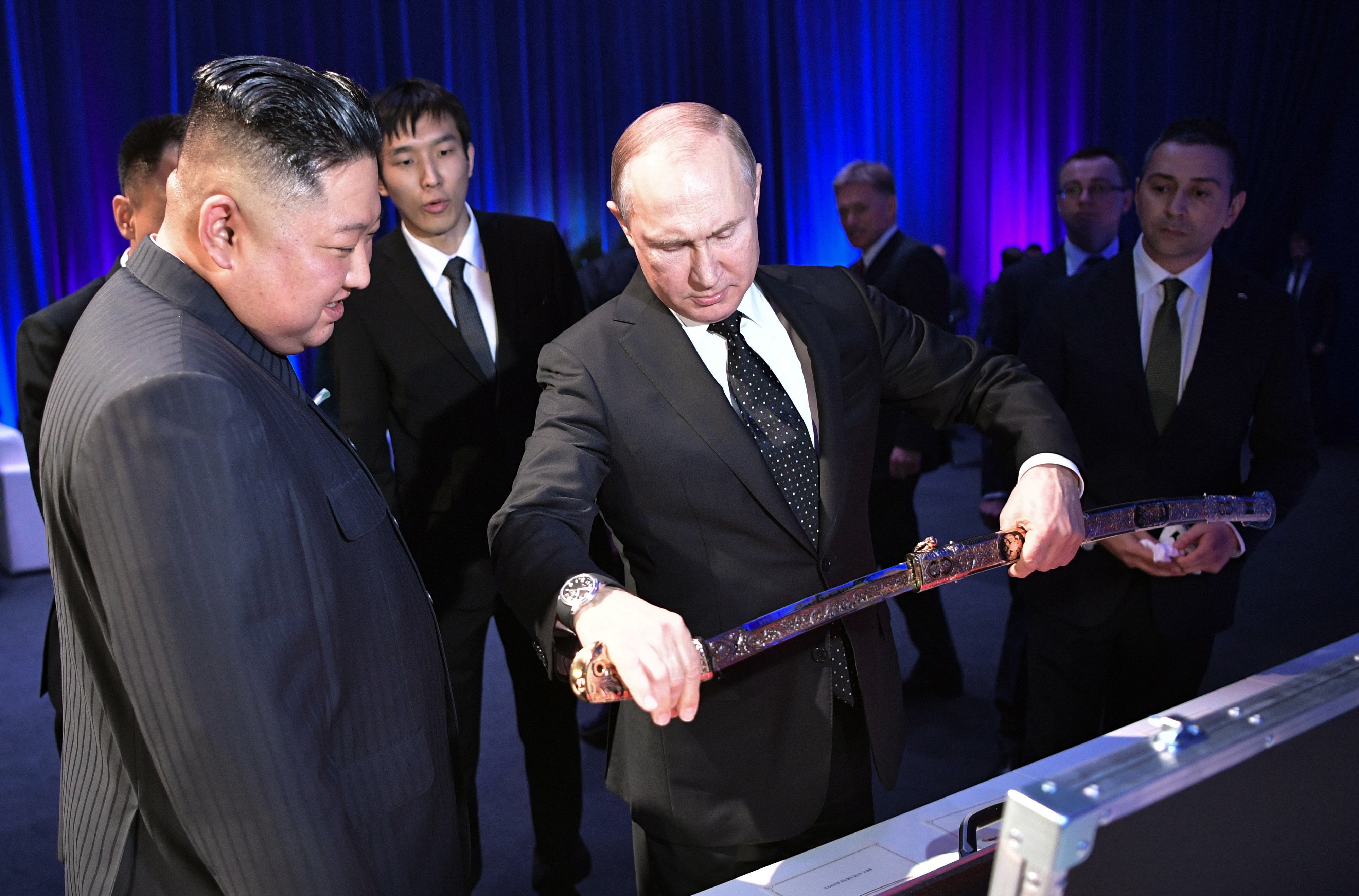 Presidentti Putinille ei ole ongelma neuvotella diktaattorien kanssa. Pohjois-Korean Kim Jong-un lämmitteli hänkin välejä Venäjään äskettäisellä vierailulla.