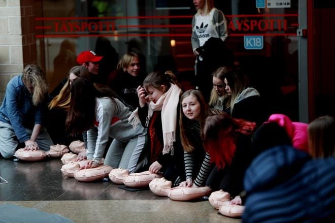 150 peruskoululaista harjoitteli Anne-nukeilla elvyttämistä elvytysneuvoston ja Etelä-Pohjanmaan sairaanhoitopiirin järjestämässä tapahtumassa 112-päivänä. KUVA: JAAKKO ELENIUS