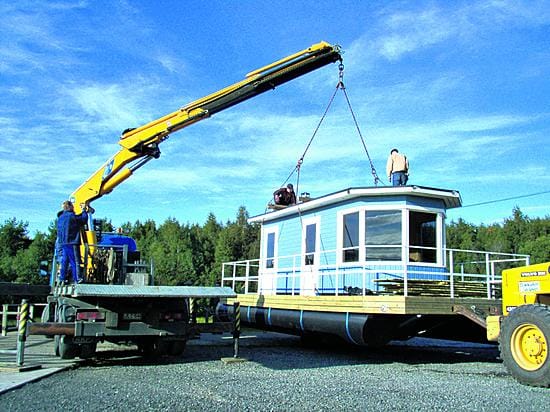 Iiläinen kaveriporukka aikoo saunoa ensi kesänä kelluvassa saunassaan ahkerasti joka viikko. Sauna ihastutti Iijoella jo viime kesänä.