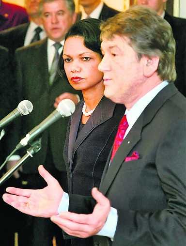 Kiertomatkalla. Condoleezza Rice keskusteli keskiviikkona Ukrainassa presidentti Viktor Jushtshenkon kanssa. Rice kehotti Ukrainaa jatkamaan uudistuspolitiikaansa.
