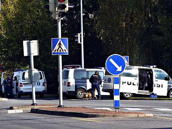 Poliisi eristi alueen.