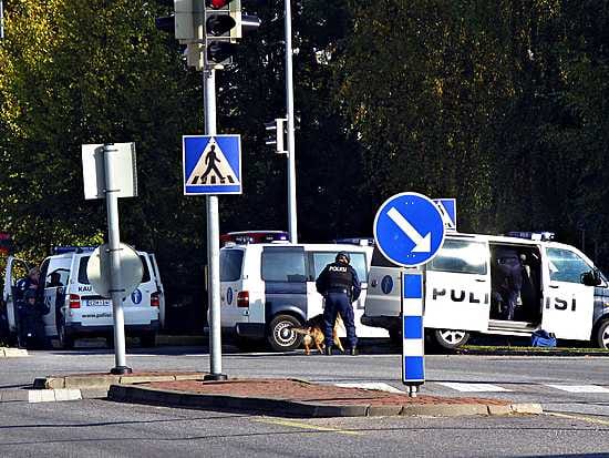 Poliisi eristi alueen.