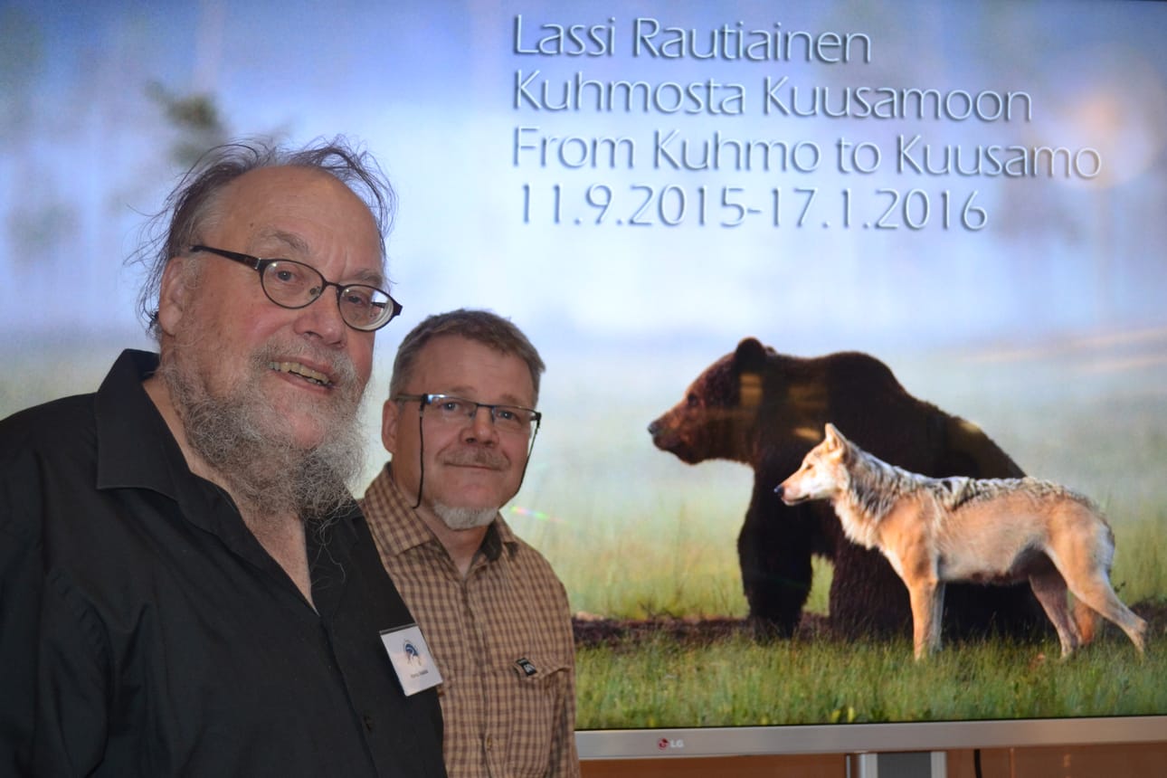 Lassi Rautiainen (oik.) sanoo, että Hannu Hautalan pohjatyö Kuusamon luontokuvauksessa mahdollistaa nykyisen kasvun. Molemmat kuvaajat ovat nyt Kuusamo-mitalisteja.