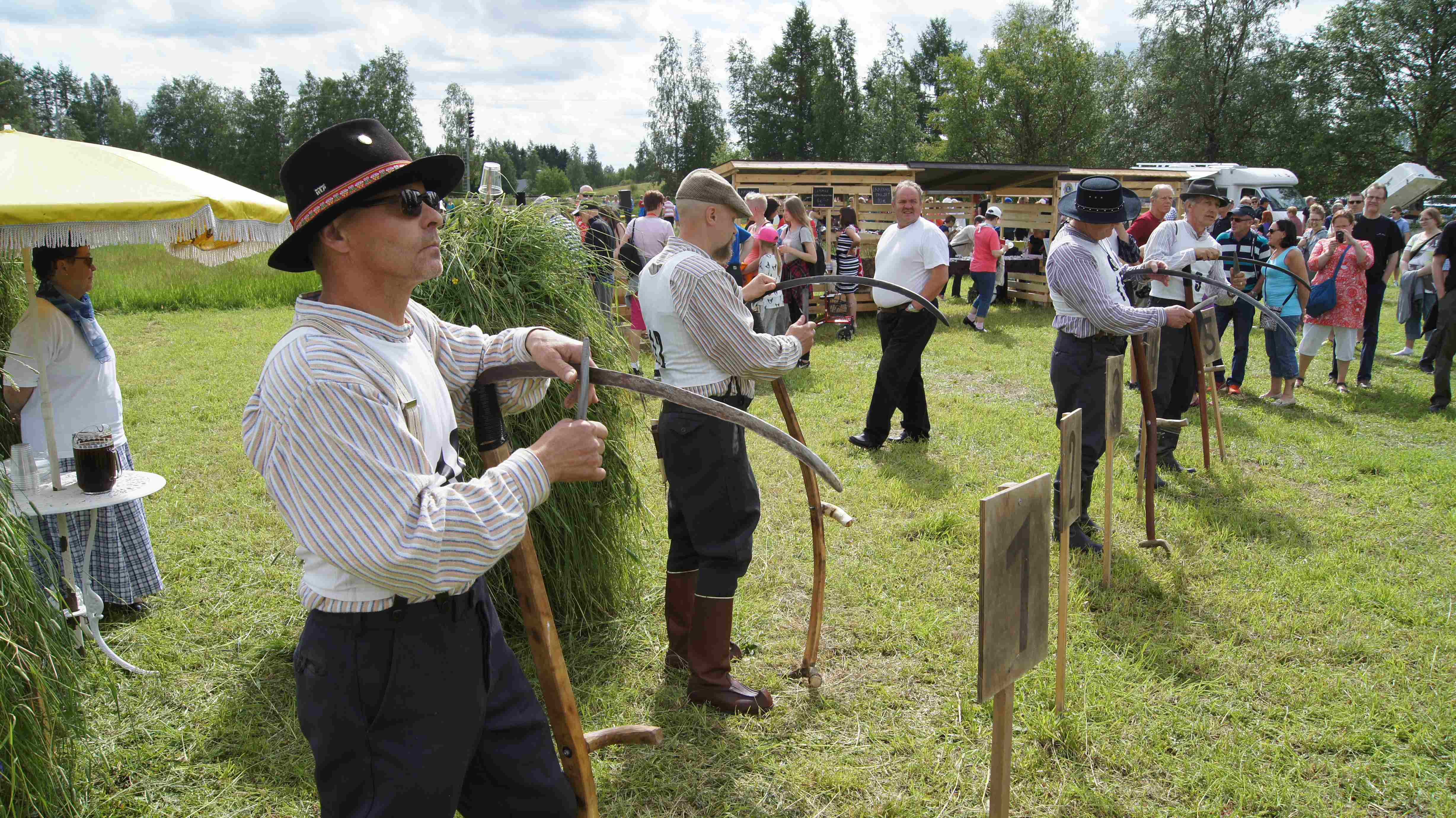 Jotta niitto sujuu, pitää viikatteet saada teräviksi.