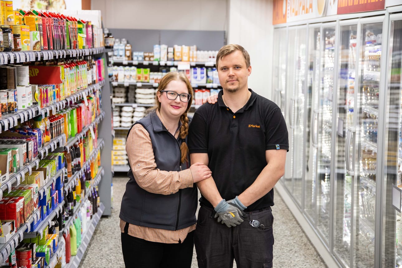 Viime vuonna aloittanut kauppiaspariskunta Mari Tirroniemi ja Aki Poikila ovat viihtyneet hyvin Simossa. ”Paikka ei ollut meille kummallekaan entuudestaan tuttu, mutta ihmiset ovat ottaneet meidät hyvin vastaan. Simo tuntui heti kotoisalta ja mukavalta paikalta.”