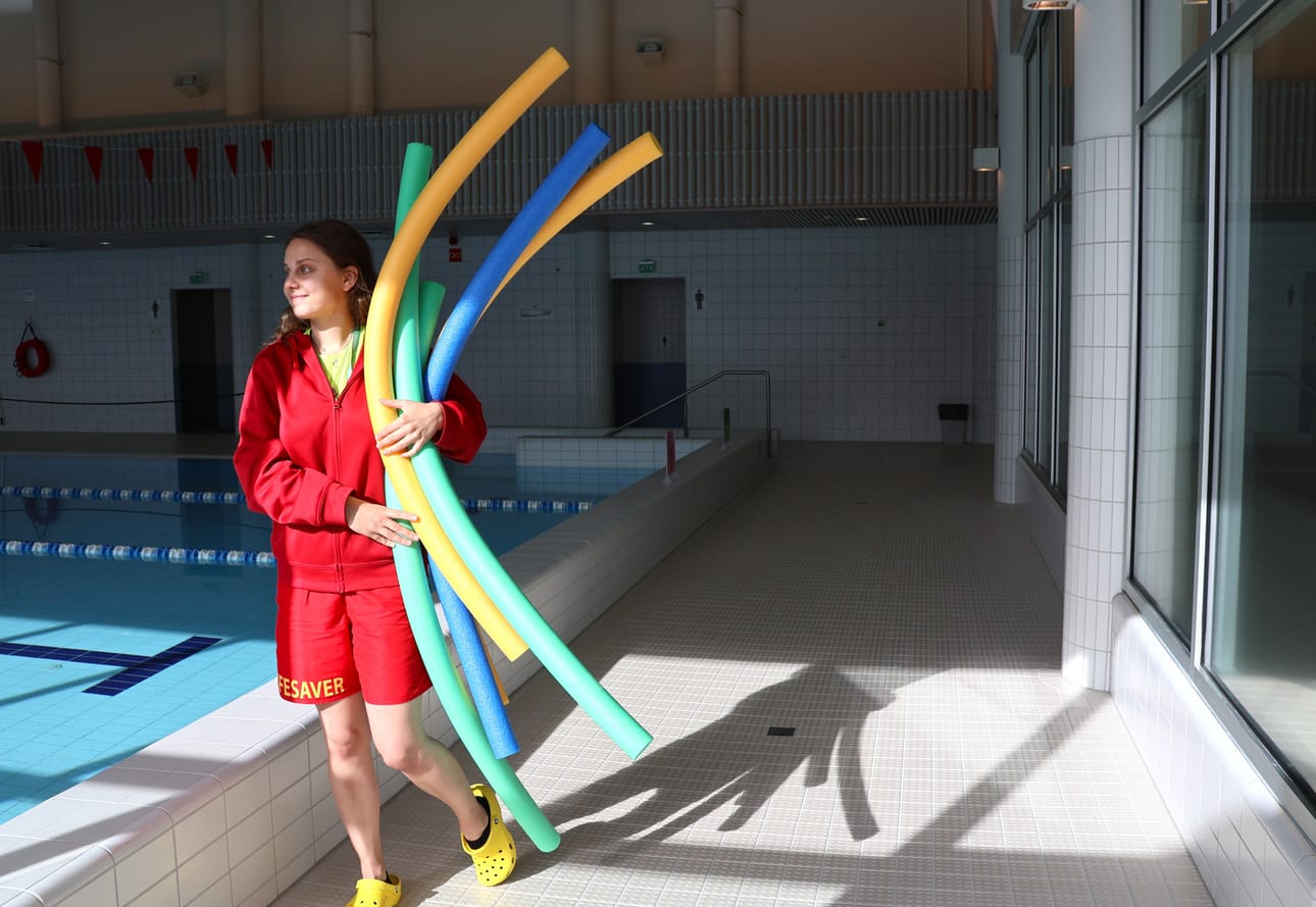 Sofia Khodakova toimii valvojana uimahallissa ja hänen ohjattavanaan on myös erilaisia ryhmiä.