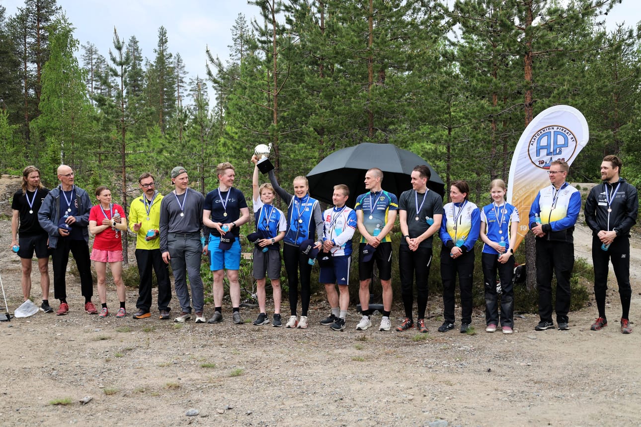 Kolme parasta joukkuetta Muonio, Rovaniemi ja Tornio saivat palkintojenjaossa mitalit kaulaansa.
