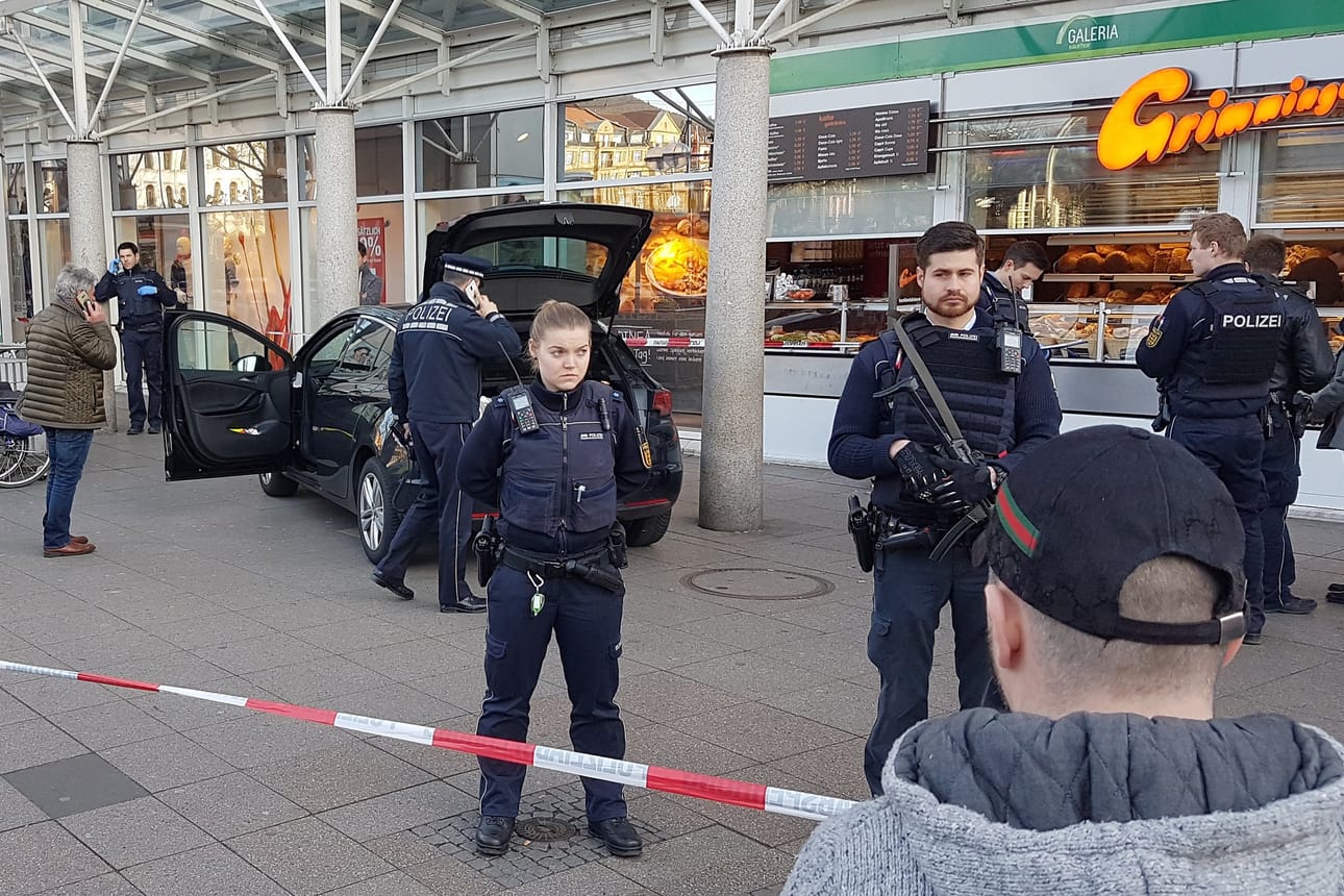 Poliisit olivat eristäneet lauantai-iltana hyökkääjän ajaman auton Heidelbergin keskustassa.