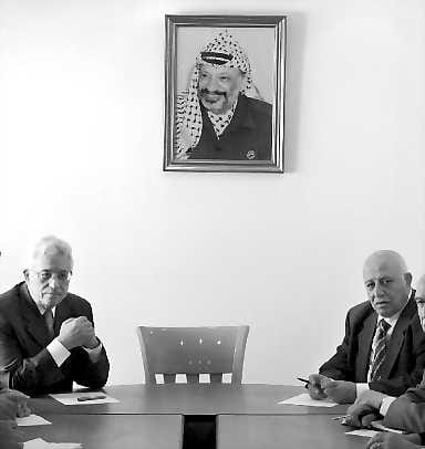 Tyhjä tuoli. Mahmoud Abbas ja Ahmed Qurie ovat vallassa toistaiseksi.
