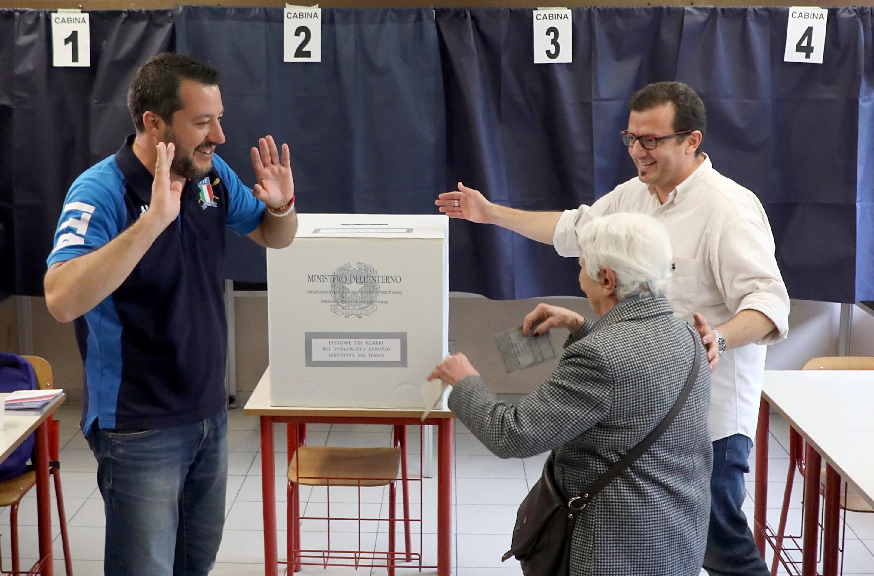 Italian Matteo Salvini (vas.) on ollut kokoamassa kansallismielisten voimia yhteen uudeksi europarlamenttiryhmäksi.