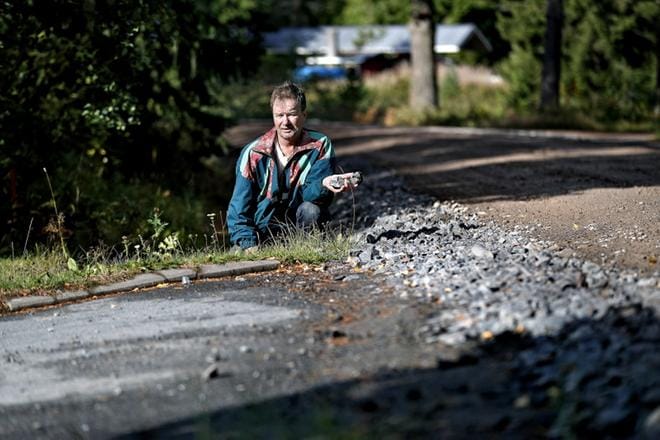 Könnintien varrella perheineen asuva Jouko Saranen on ollut huolissaan tien kunnossapidosta jo pitkään. KUVAT: TOMI KOSONEN