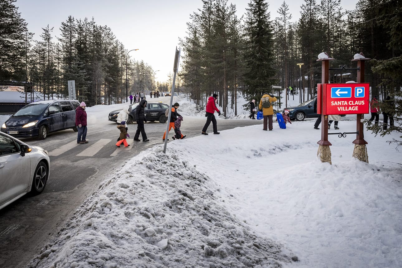 Liikenne Pajakylässä on jotakuinkin tällaista. Matkailijat kävelevät epätasaisilla ja liukkailla kulkuväylillä tai autotien reunassa, kuten taempana kuvassa näkyy. Joka suunnasta kulkee takseja, minibusseja, linja-autoja, henkilöautoja ja alueen yritysten huoltoliikennettä.