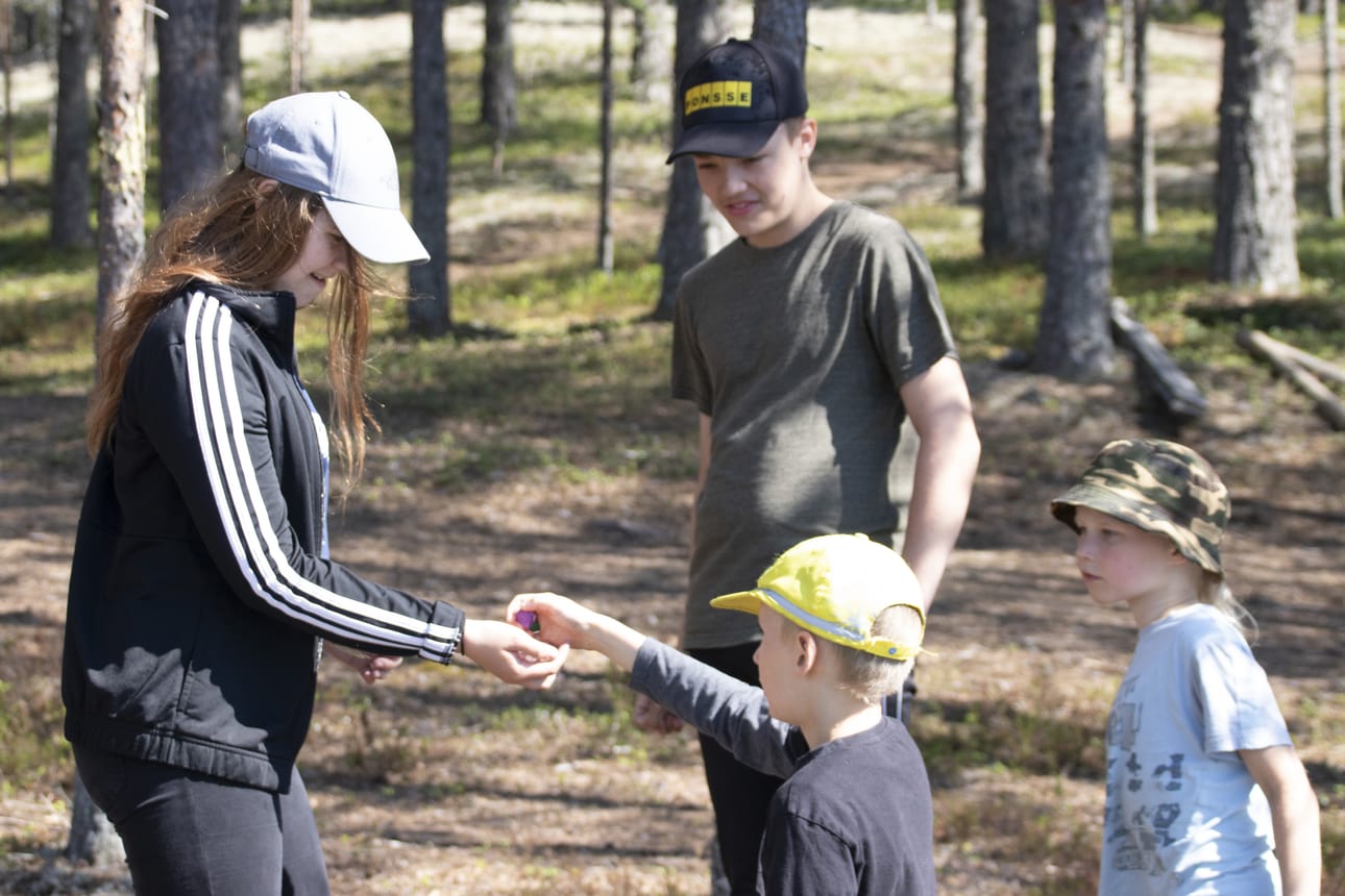 Nuoret ohjaajat Milla Saaranen ja Eetu Rönkä seurasivat vedestä timantteja löytäneiden Rasmus Mykkäsen ja Antto Turpeisen seikkailuintoa.