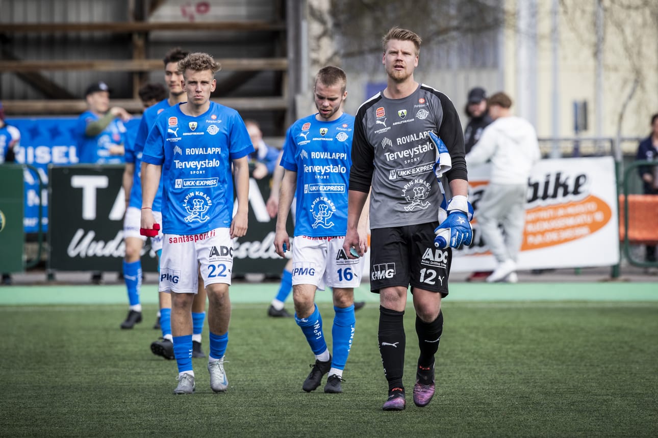RoPSin kausi ei ole mennyt ihan putkeen. Kuvassa Aapo Savolainen (vas.), Kimi Isometsä ja maalivahti Mikko Rantala miesten Ykkösen pelissä RoPS–KPV.