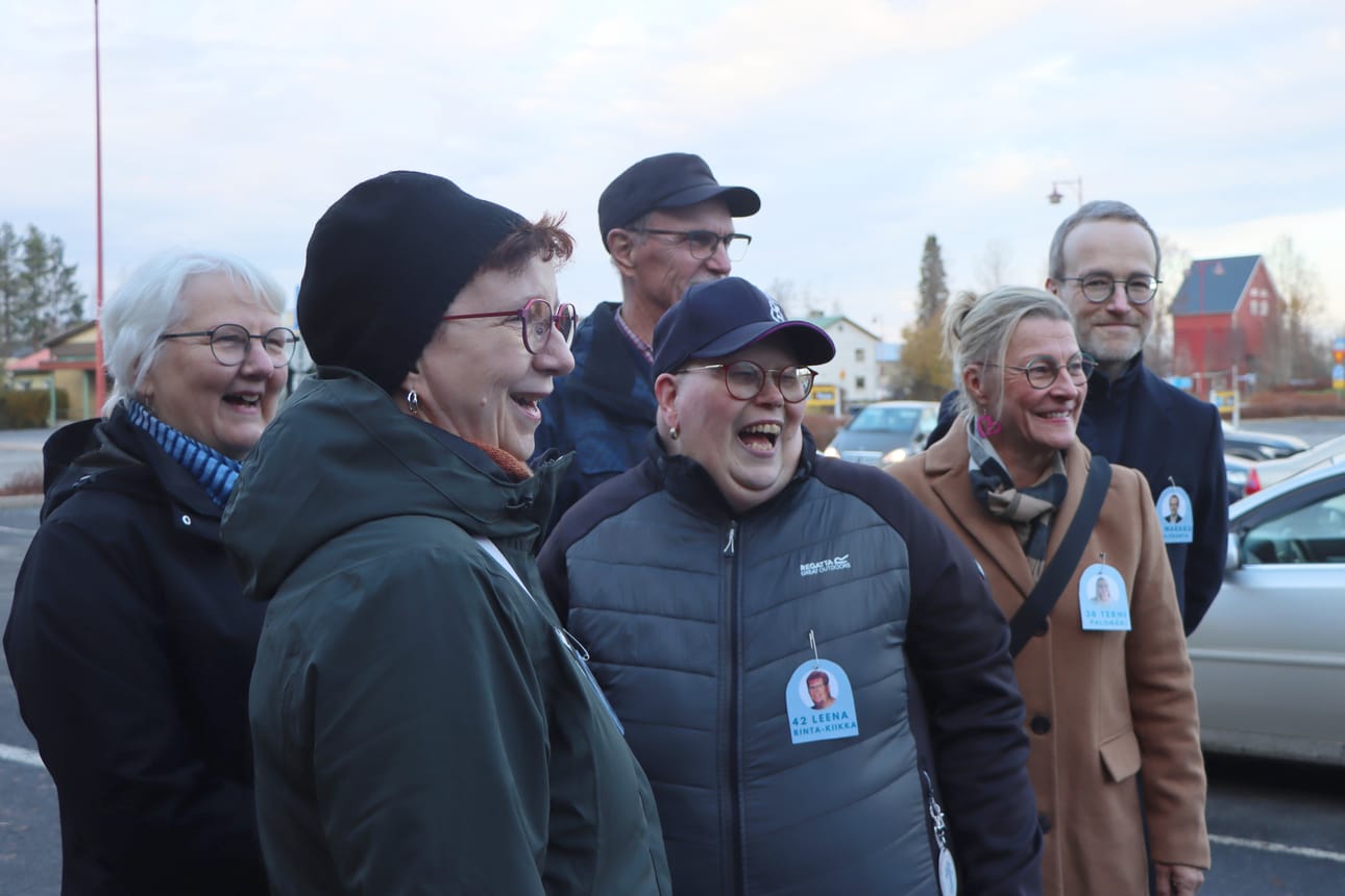 Jurvalaisista seurakuntavaaliehdokkaista kuusi oli viime viikon perjantaina rennoissa tunnelmissa K-market Kimaran edustalla. Kuvassa vasemmalta lukien ovat Sirpa Joutsenlahti, Minna Marttila, Markku Hydén, Leena Rinta-Kiikka, Terhi Palomäki ja Markku Saloranta.