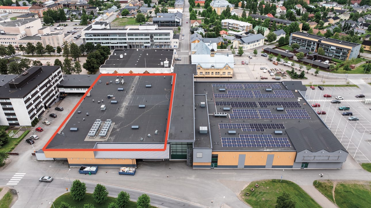 Osuuskauppa Arina purkaa pois noin puolet Raahen keskustassa sijaitsevasta entisestä Prismasta. Purettava osa on rajattu kuvaan punaisella. Jäljelle jäävään osaan tulee S-market ja muita liiketiloja.