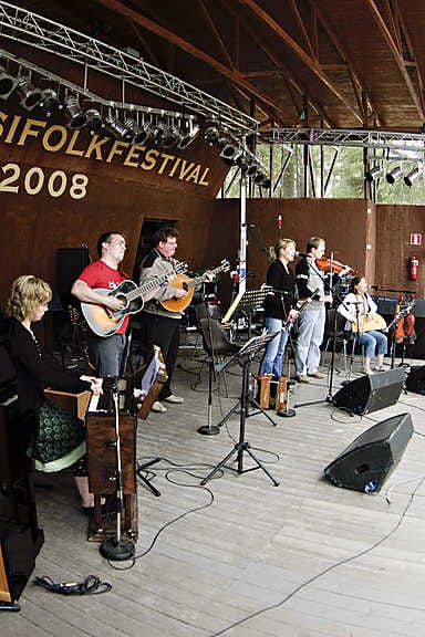 Hanna-Mari Ahola (vas.), Juha Yli-Kotila, Juha-Matti Kurra, Henna Uusitalo, Aki Päivinen ja Piia Kleemola kiittivät juhlakonsertilla Haapavesi Folkia kansanmuusikoiksi kasvattamisesta.