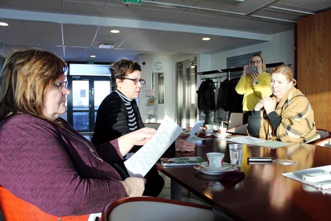 Aurinko siivilöityi ikkunasta, kun Päivi Kultalahti, Jaana Sippola ja Tuija Takamäki olivat kertomassa uudesta Kyllille II-hankkeesta. Tilaisuutta ikuisti Päivi Rintala. KUVA: TARJA RIIHIMÄKI