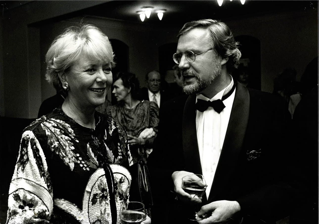 Taisto-Bertil Orsmaa (oik.) oli teatterinjohtajana toista kauttaan, kun Islannin presidentti Vigdis Finnbogadottir tuli Vaasaan vihkimään uutta ja remontoitua teatteritaloa lokakuussa 1992. Arkistokuva.