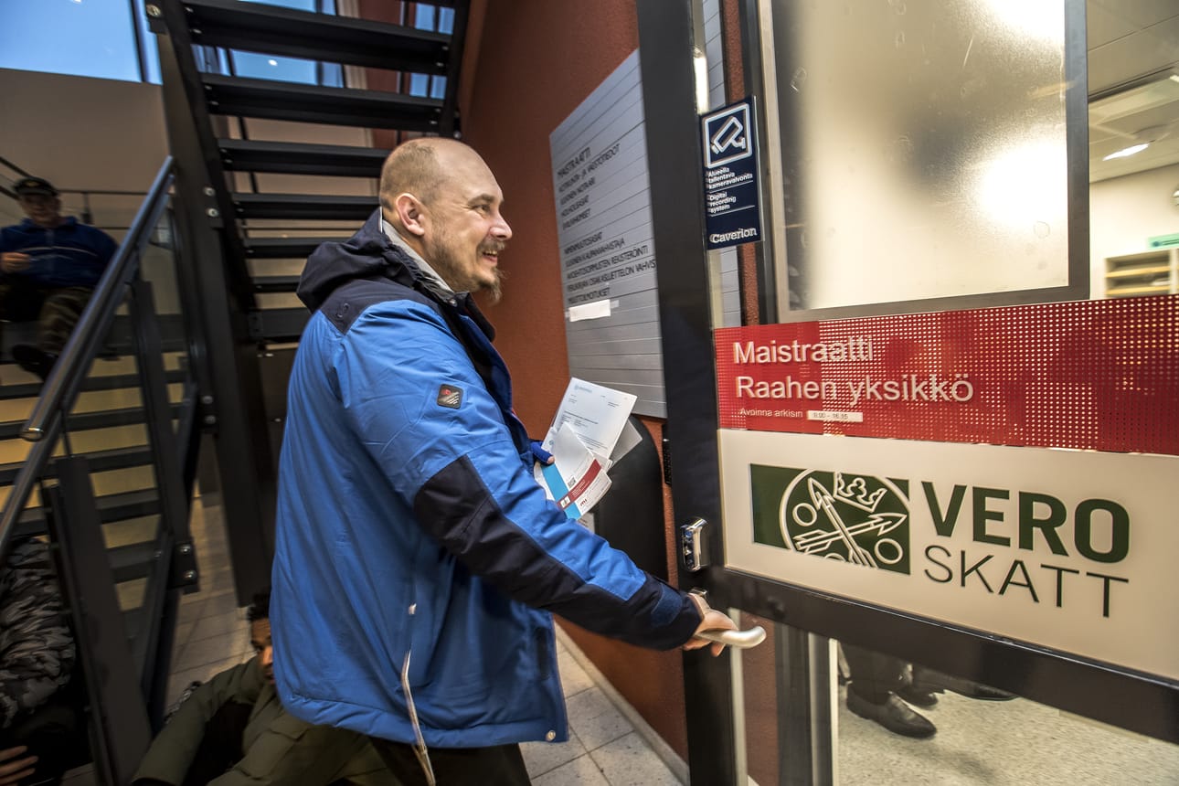 Raahen verotoimistossa ihmiset jonottivat tuntikausia.