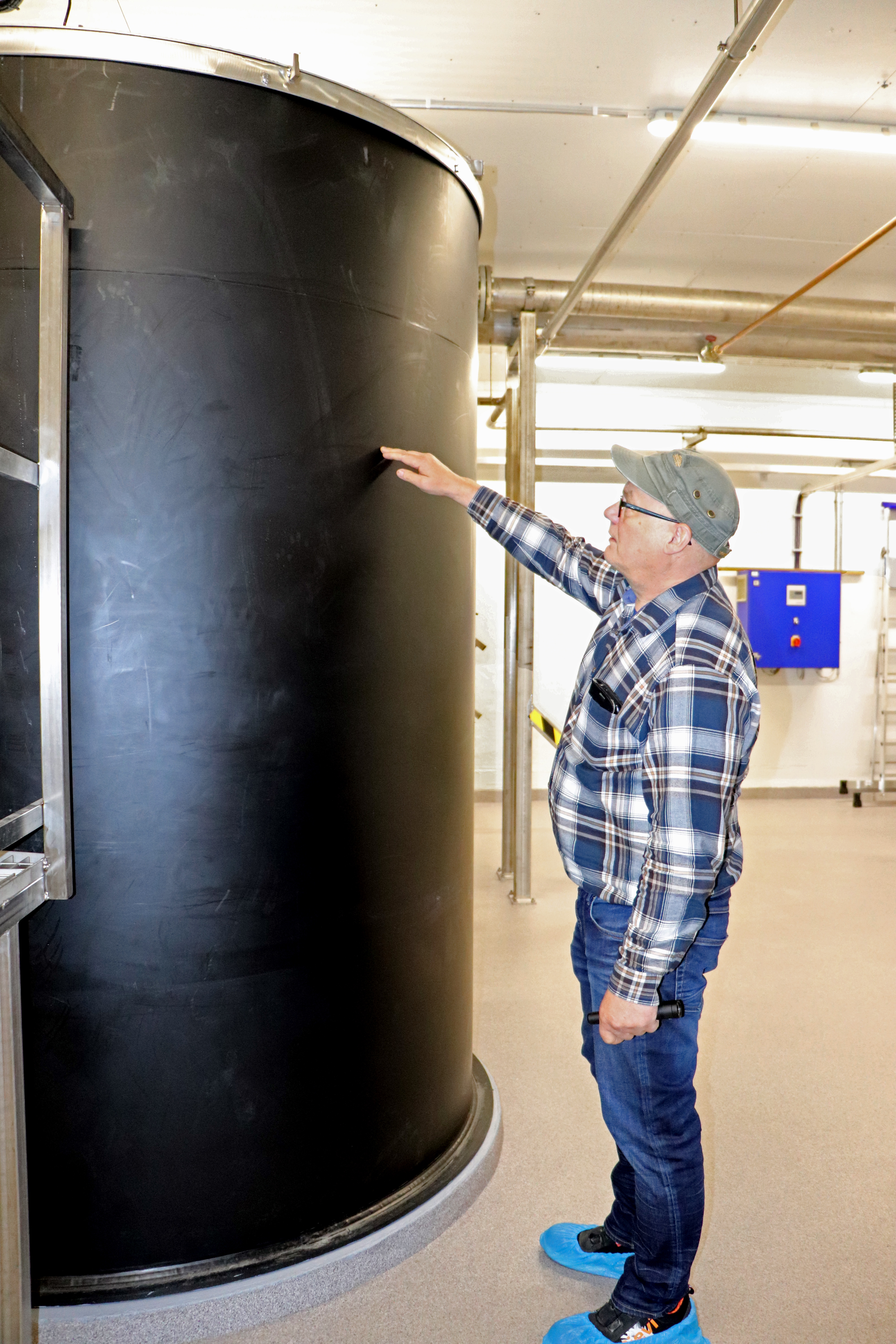Suodatinsäiliössä on kalkkikiveä nelisen kuutiota, Seppo Rantoharjun käden korkeudelle asti. 