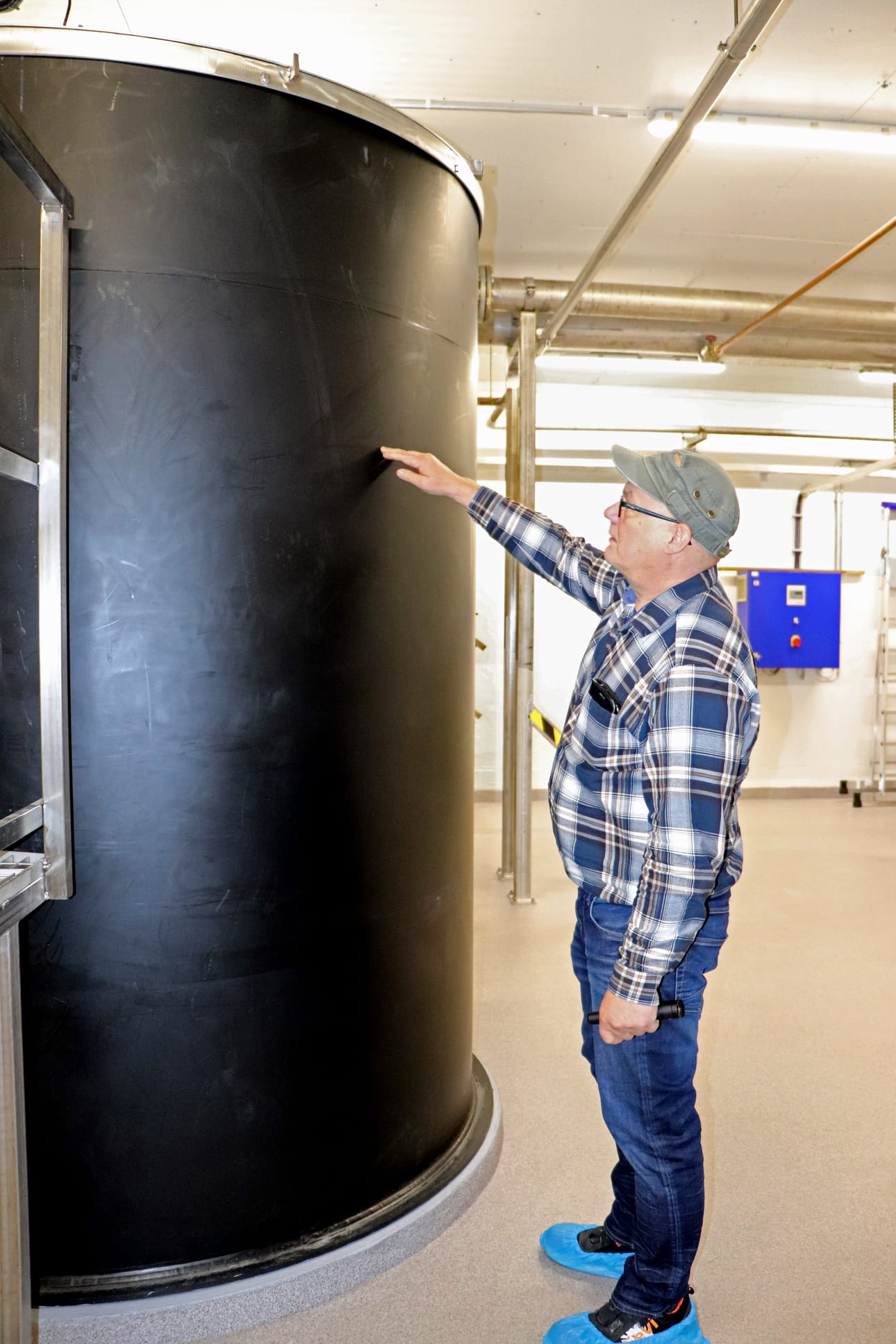 Suodatinsäiliössä on kalkkikiveä nelisen kuutiota, Seppo Rantoharjun käden korkeudelle asti.