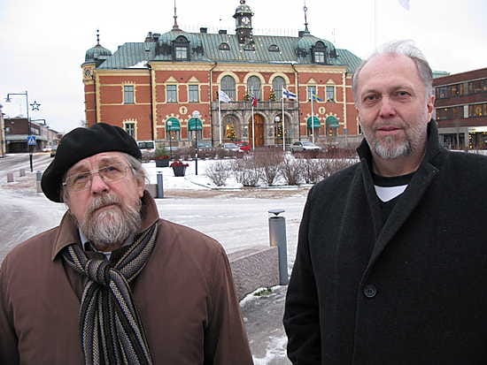 Kun näin likellä asutaan, niin meillä on aina käsityksiä toisistamme, sanovat Bengt Pohjanen (vas.) ja Hannu Alatalo. Taustalla Haaparannan kaupunginhotelli.