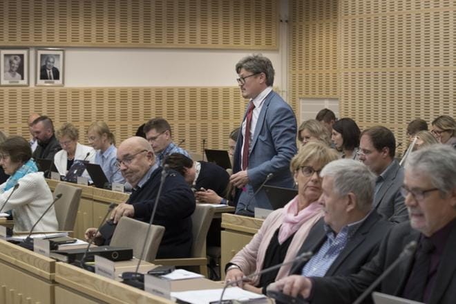 Mustasaaren kunnanjohtaja Rurik Ahlberg totesi valtuustolle, että Granholmsbackenin-Laajametsän suurteollisuusalueelle mahtuu jopa neljä akkutehdasta. KUVA: MINNA ANTILA