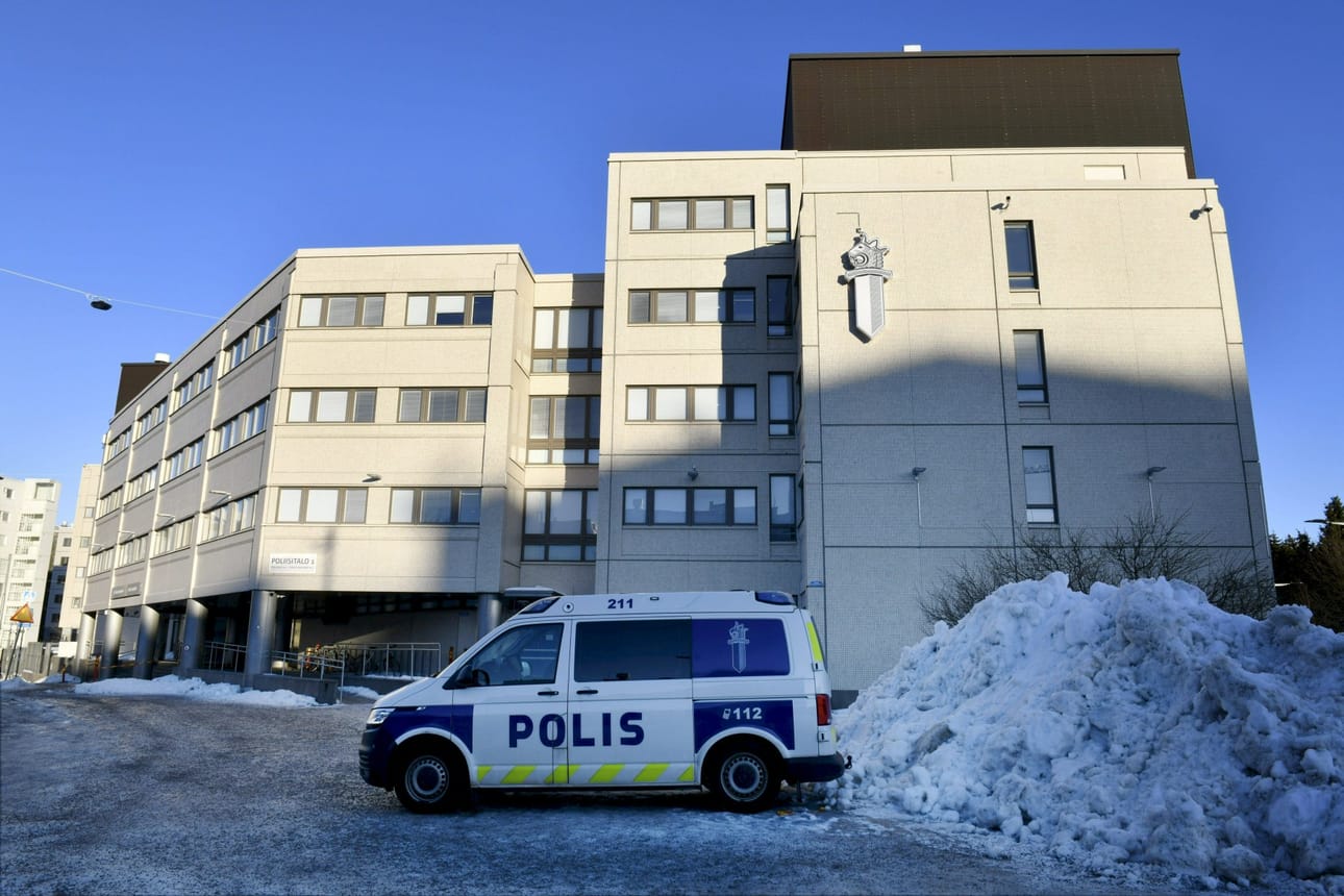 Seksuaalirikoksista epäilty mies työskenteli Helsingin poliisilaitoksella mutta irtisanoutui ennen virkamiesoikeudellisen menettelyn alkamista. Kuvituskuva. LEHTIKUVA / Heikki Saukkomaa