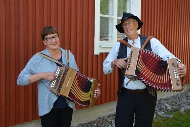 Katja Leppäaho ja pelimanni Sakari Hietamäki harjoittelivat lauantaina nuorisoseuran pihassa Matti Viitala -soittojen päiväkonserttia varten. KUVA: EVELIINA KÄLVIÄINEN