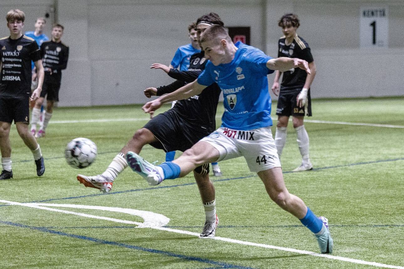 Tuttu maalintekijä Nils Veinbergs karisti paineet niskastaan voitto-ottelussa Oulussa.