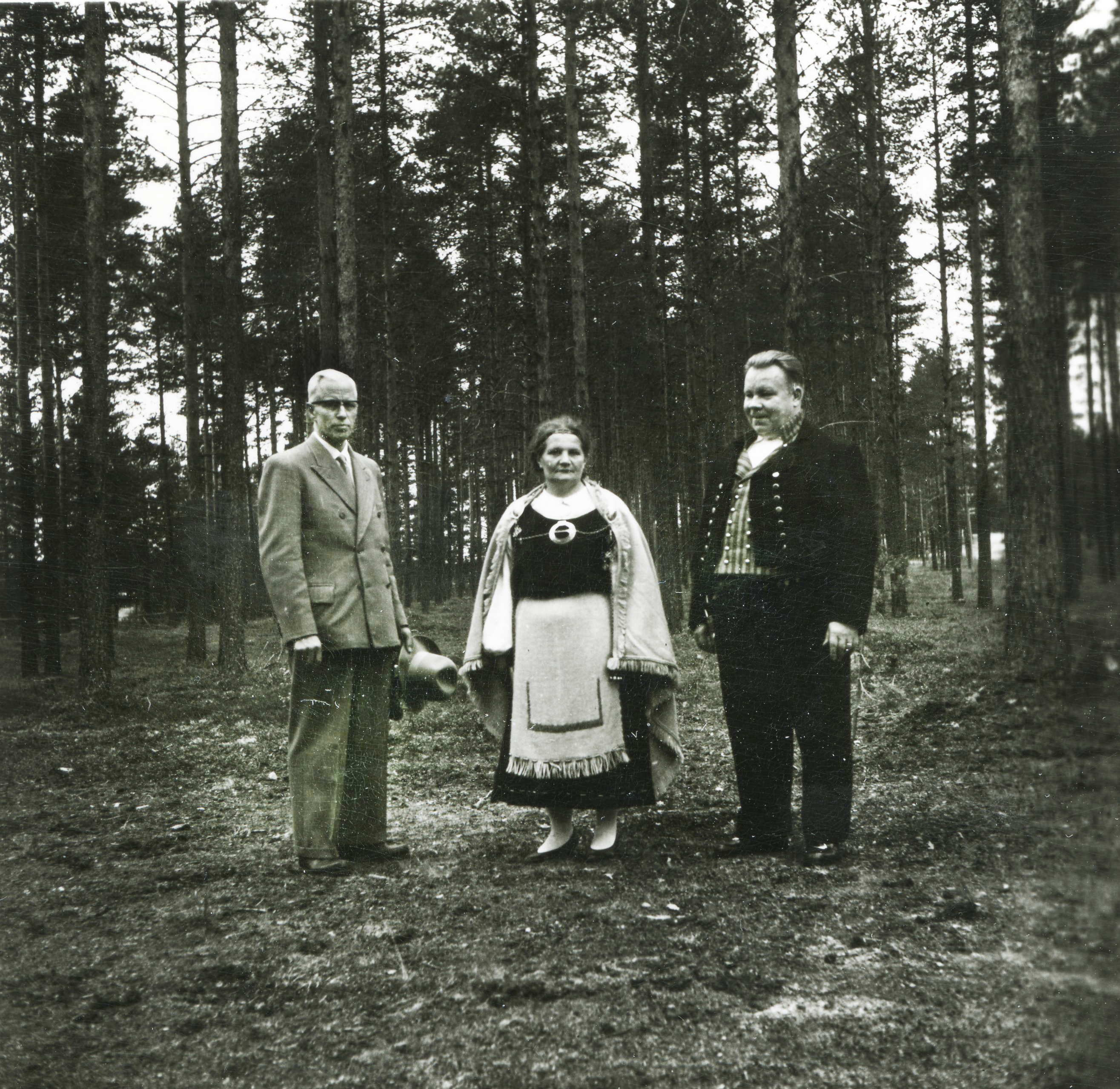 Eino Jokinen, Hilma Räisänen ja Reino Räisänen museon avajaisjuhlassa kesäkuussa 1960. Kotiseutuneuvos Eino Jokinen oli Pudasjärven kotiseutumuseohankkeessa heti alusta lähtien aktiivisesti mukana, niin suunnittelussa kuin toteutuksessakin.”  