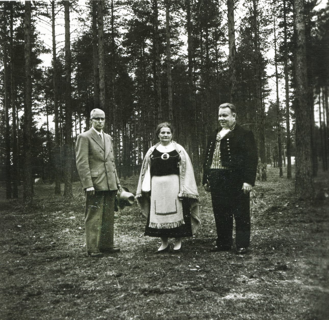 Eino Jokinen, Hilma Räisänen ja Reino Räisänen museon avajaisjuhlassa kesäkuussa 1960. Kotiseutuneuvos Eino Jokinen oli Pudasjärven kotiseutumuseohankkeessa heti alusta lähtien aktiivisesti mukana, niin suunnittelussa kuin toteutuksessakin.”