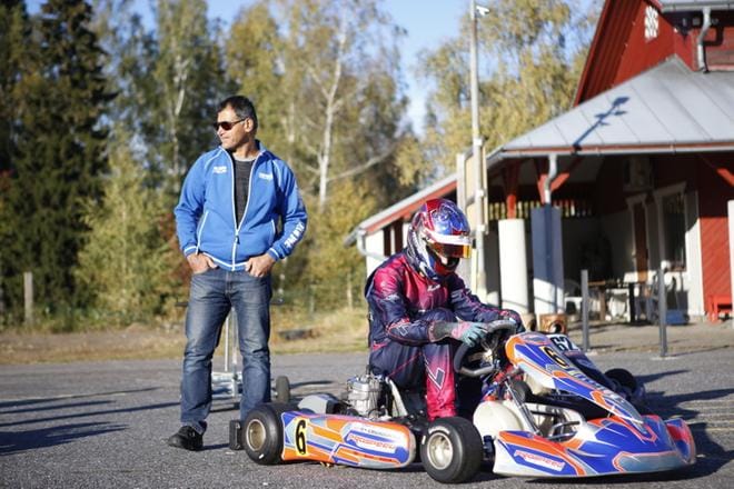 Hojat ja Dariush Moghadampour virittävät ajokkia MM-finaalikuntoon Pitkämäen karting-radalla. KUVAT: PETRI HEIKKINEN