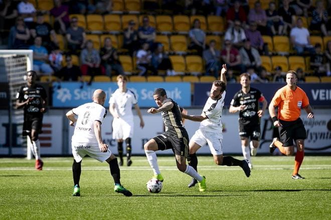 SJK:n brassikärki Matheus Batista ei päässyt maalipaikkoihin Hongan alakerran puristuksessa. Tässä vastassa espoolaisten espanjalaispelaaja Javi Hervas (vas). KUVA: JAAKKO ELENIUS