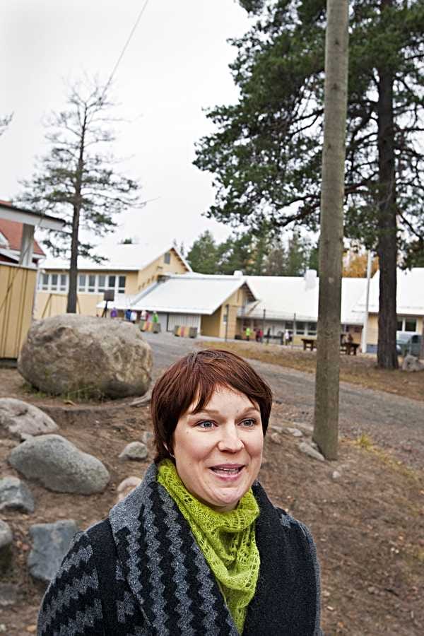 Sanni Pietilän mukaan moni vanhempi on niin kyllästynyt taksien vaihtelevaan tuloon, että on mahdollisuuksien mukaan kuskannut lastaan itse kouluun.