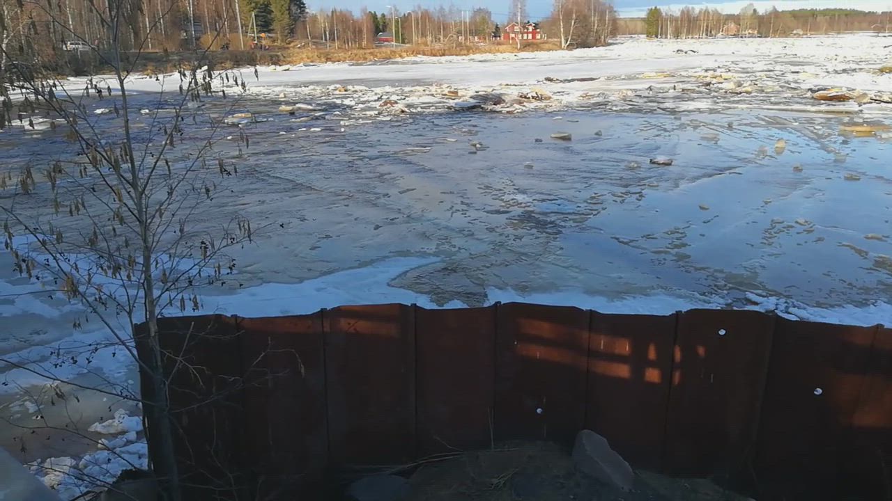 Jäät lähtevät Alakylän sillan kohdalla