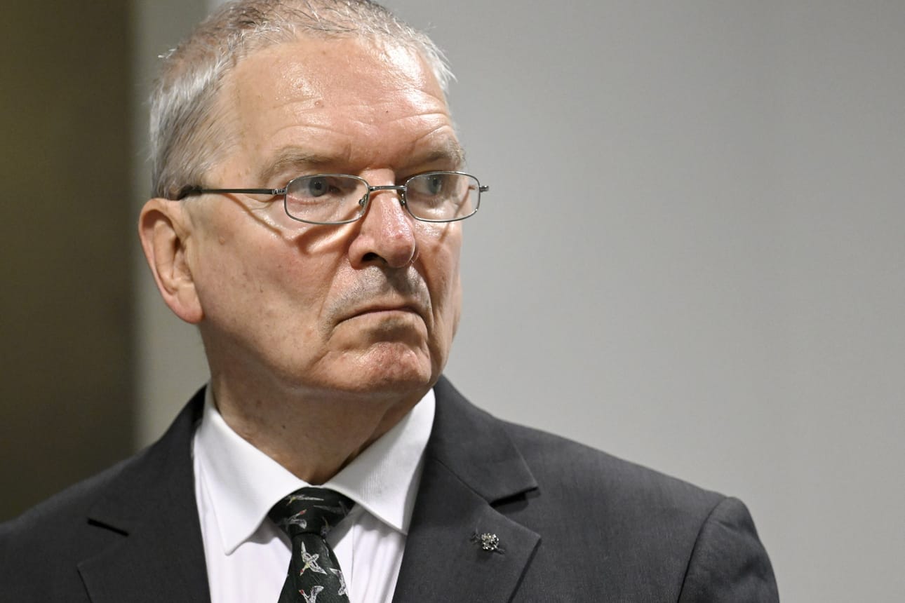 Puolustusvoimien ja EU:n entinen tiedustelupäällikkö kontra-amiraali evp. Georgij Alafuzoff Helsingin hovioikeudessa. LEHTIKUVA / HEIKKI SAUKKOMAA