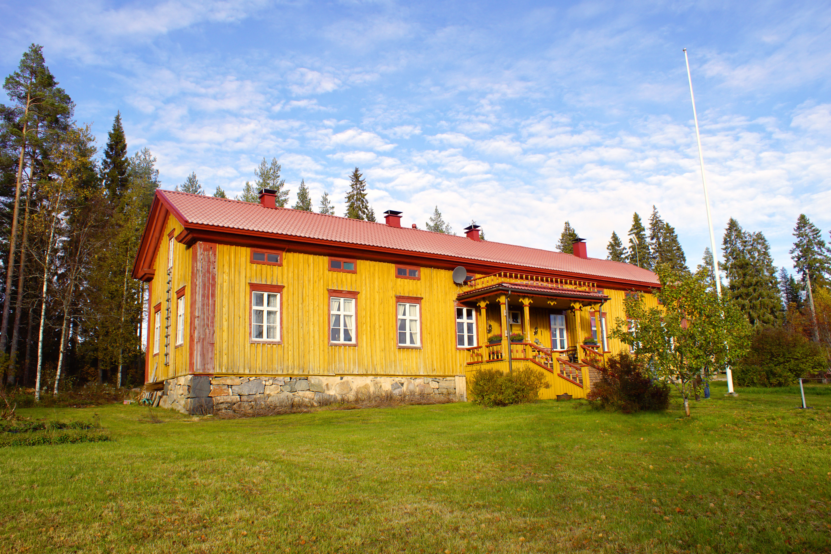 Hirvaskosken kartanon päärakennusta on kunnostettu sisältä ja ensi kesänä aiotaan jatkaa ulkopuolelta.