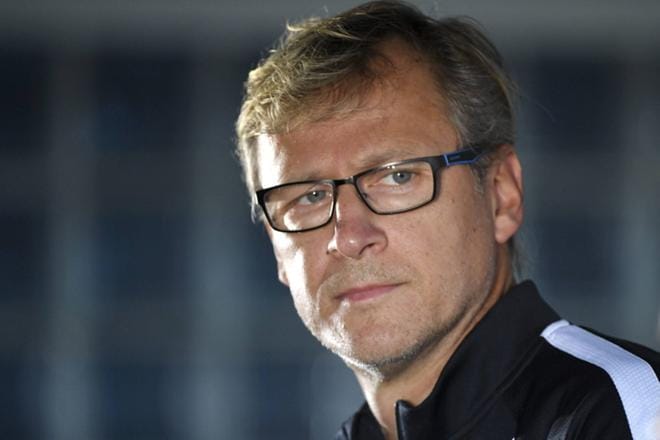 Suomen Päävalmentaja Markku Kanerva odottelee Roman Eremenkon soittoa. KUVA: JUSSI NUKARI
