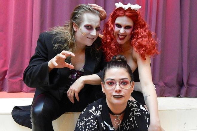 Meikkitaiteilija Emilia Lönnmark (kesk.) on loihtinut Rocky Horror Show’ssa näyttelevien Teemu Lönnmarkin (vas.) ja Laura Viinikan (oik.) meikit. Lopputuloksesta löytyy mustaa, lämpimiä sävyjä ja glitteriä. Kuva: Josefiina Vanhanen