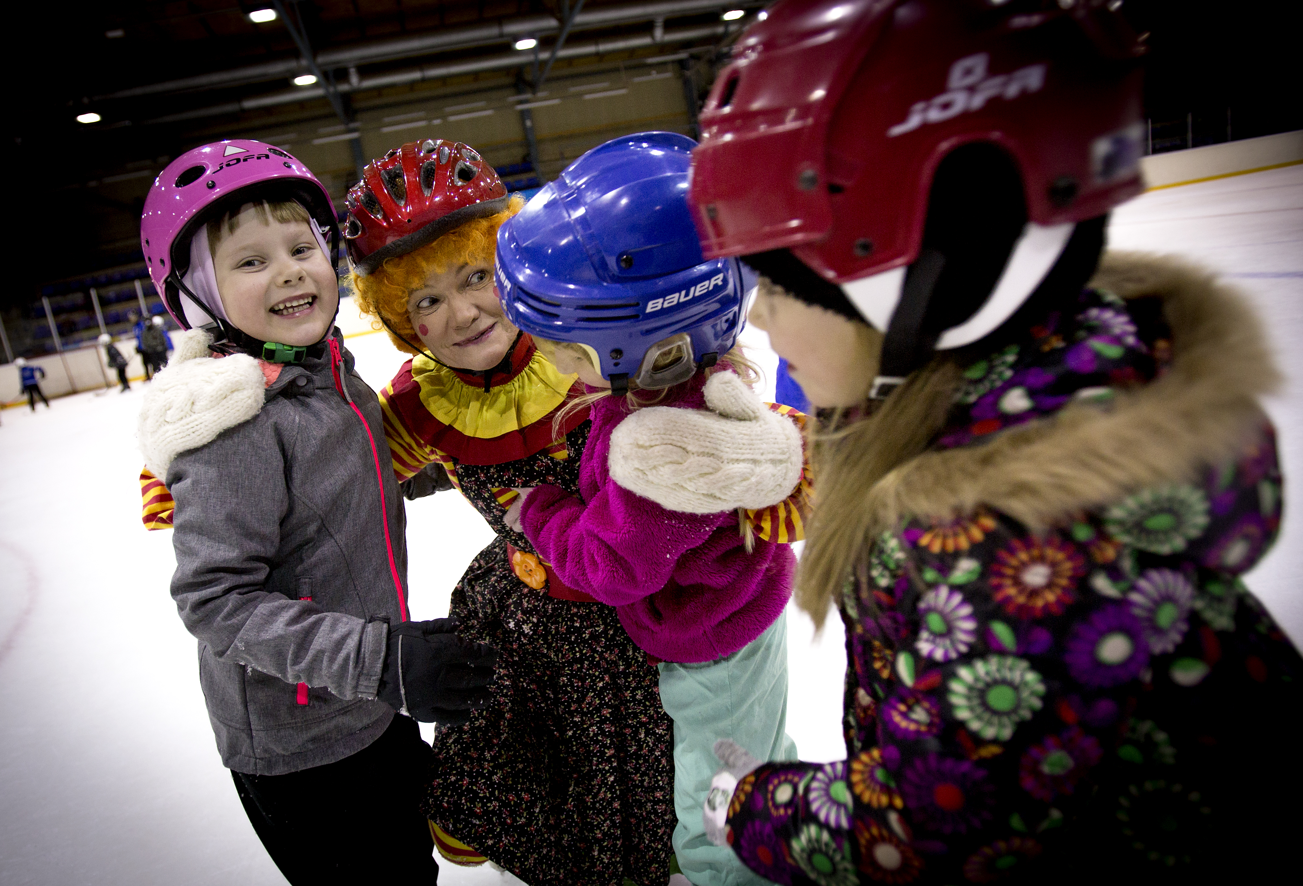 Teräs-Kiekko järjesti ilmaisen jääkiekkoon tutustumispäivän. Nelli luisteli lasten kanssa jäällä yhtä innokkasti kuin lapsetkin eikä pysynyt aina edes pystyssä.