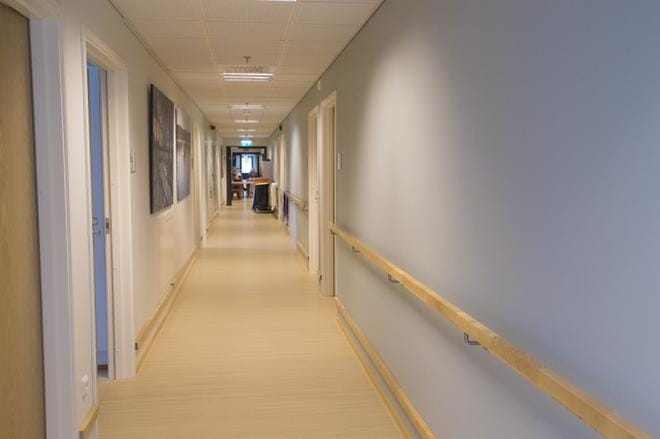 Kajaanissa sijaitsevan Attendon hoivakodin Marian Kartanon käytävillä ei vielä ole ruuhkaa. KUVA: