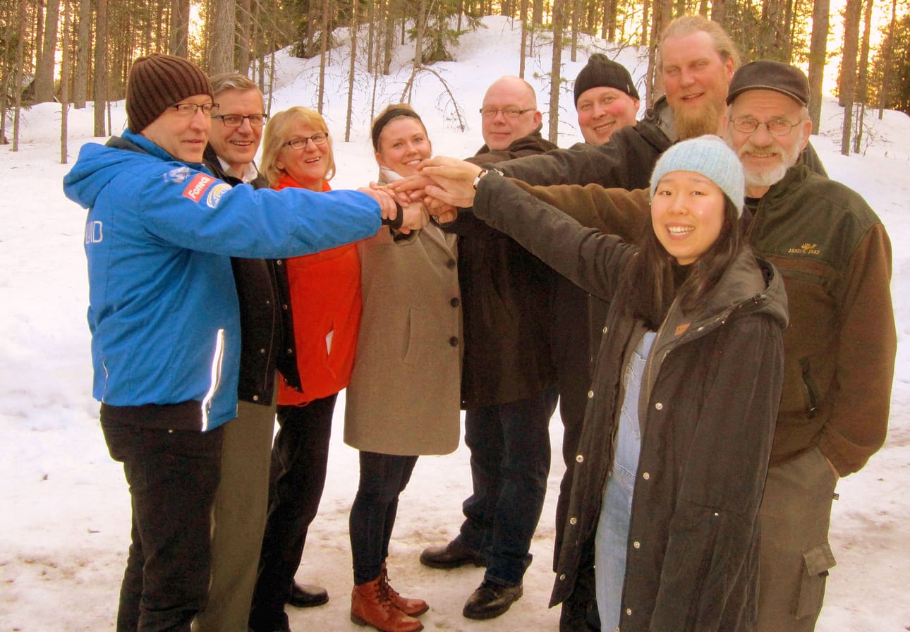 Yhdistyksen puheenjohtajaksi edelleen valittu Oiva Soudunsaari (vas.) sekä Reijo ja Helvi Lantto, Asta Kiema, Harri Ronkainen, Jani Hyyryläinen, Lauri Sassali, Eero Ojala ja Min "Miki" Kyoung Kim uskovat käsikädessä Posion matkailun nousuun.