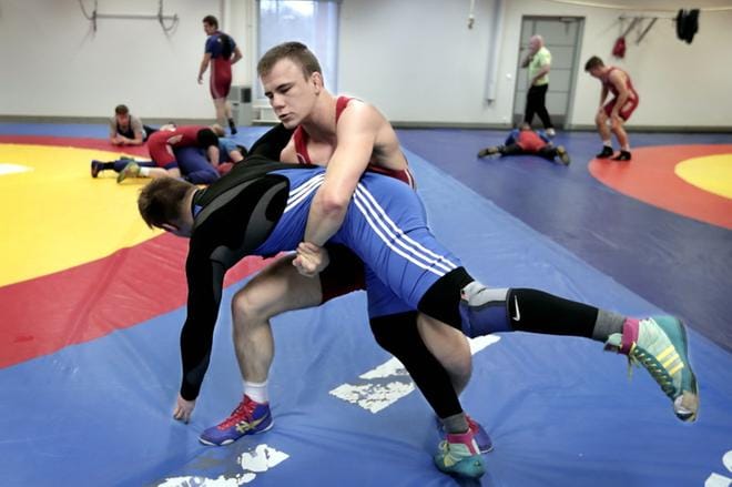 Ilmajoen Kisailijoiden Niko Erkkola ja Hyvinkään Painiklubin Tero Halmesmäki ratkaisevat 75-kiloisten edustuspaikan Vantaan painicupissa 4. marraskuuta. KUVA: JOUKO HÄNNINEN