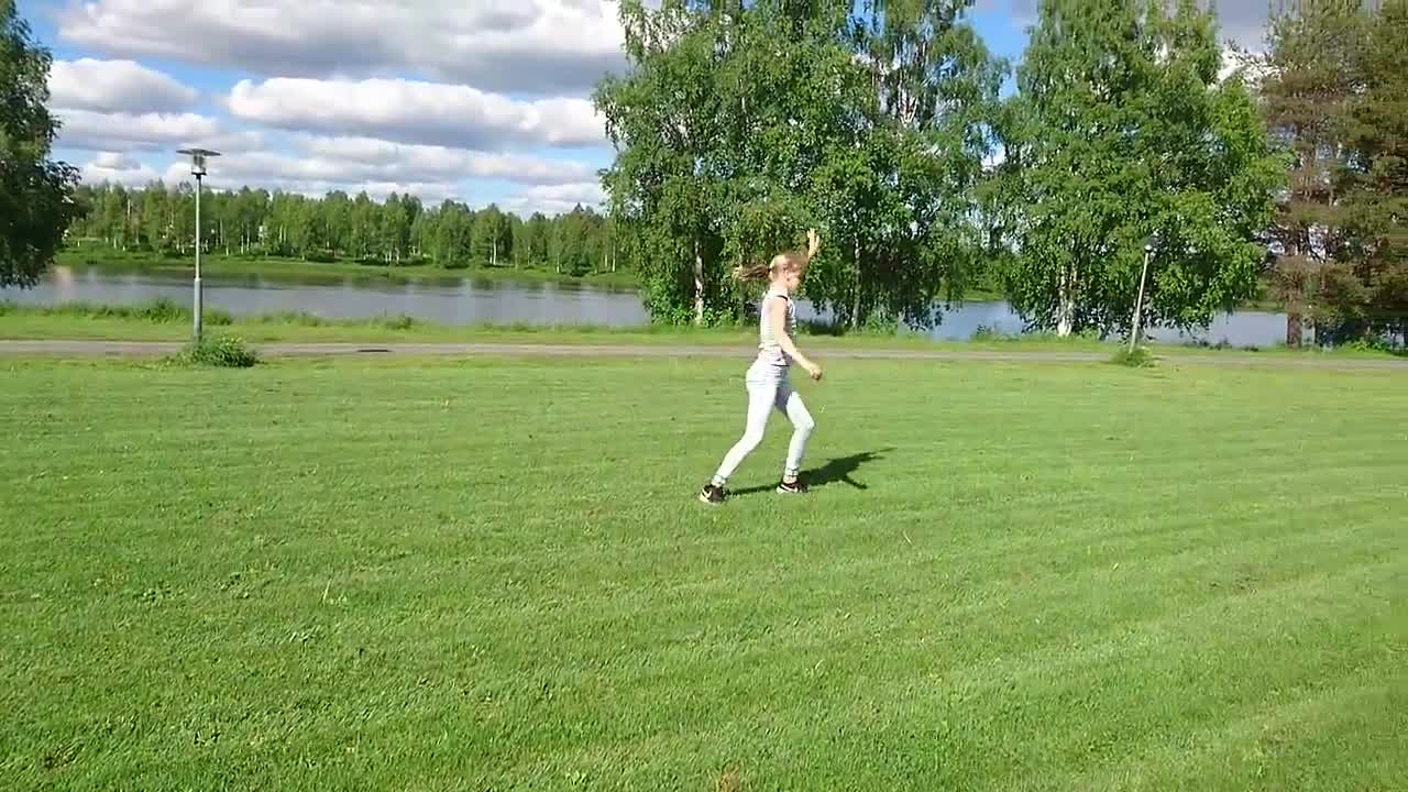 Kärrynpyöriä yhdellä kädellä Rajamaan rannassa