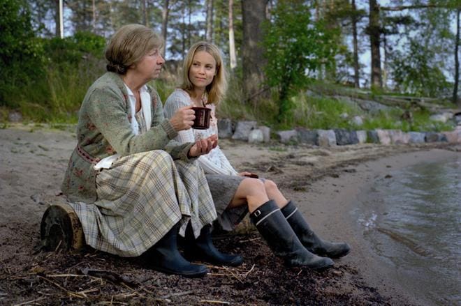 Kristiina Elstelä sai parhaan naissivuosan Jussin roolistaan äitinä Sooloilua-elokuvassa. Saija Lentonen on Elstelän poikaan rakastunut Emma. KUVA: Liv