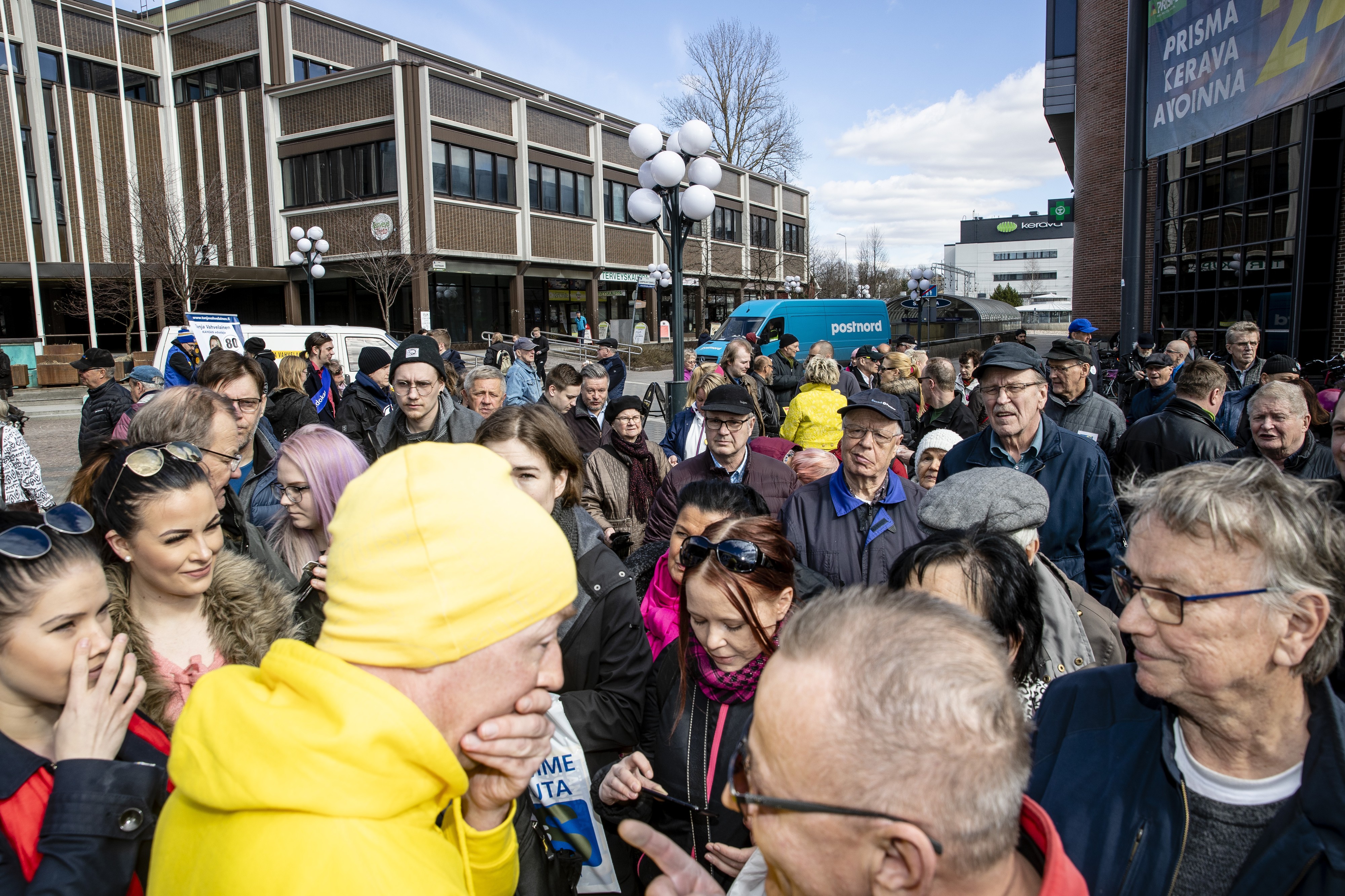 Perussuomalaiset oli eduskuntavaaleissa Suomen toiseksi suosituin puolue ja on noussut vaalien jälkeen gallupeissa ykköseksi. Perussuomalaisten puheenjohtaja Jussi Halla-aho kampanjoi vaalien alla.